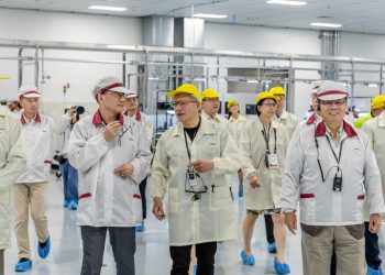 Wistron and Nvidia executives tour the D1 smart factory during its Fort Worth grand opening